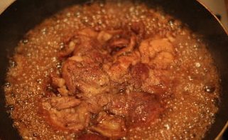 13、日式照烧鸡排饭,小火慢慢炖3分钟照烧汁,并大火收汤,留一小部分的汤汁