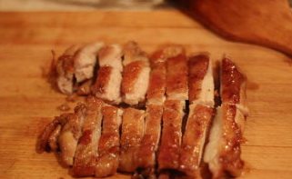 15、日式照烧鸡排饭,将鸡腿肉切成长条即可,放在米饭上并淋上照烧汁,并将之前拌好的西兰花和胡萝卜放在盘边一起享用~太美味了