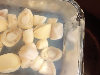 2、鲍鱼海鲜粥,放在清水中放入冰箱浸泡过夜