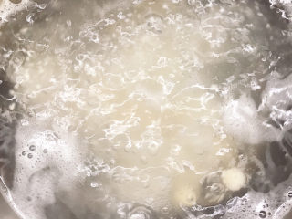 5、鲍鱼海鲜粥,搅拌一下锅底，继续大火煮8分钟，盖上锅盖中火压10-15分钟