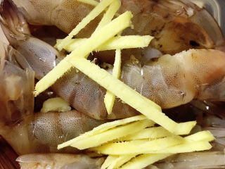 6、鲍鱼海鲜粥,压粥的时候把基围虾去头去须，生姜切成丝