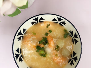 13、鲍鱼海鲜粥,装入碗中，撒上葱花和白胡椒粉，开吃