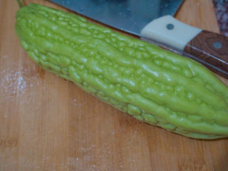 1、苦瓜炒腊肉,先准备好一条苦瓜啦