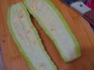 2、苦瓜炒腊肉,切开两半