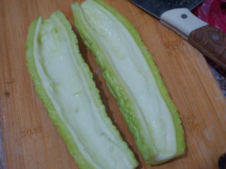 3、苦瓜炒腊肉,记得把苦瓜仔挖掉