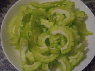 4、苦瓜炒腊肉,将苦瓜切成薄片