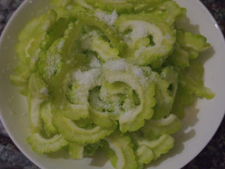 5、苦瓜炒腊肉,倒入适量的盐