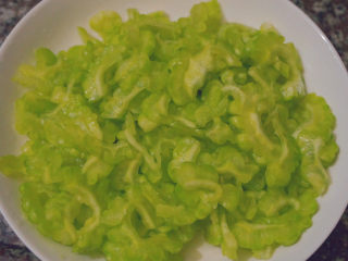 6、苦瓜炒腊肉,苦瓜进行腌制15分钟