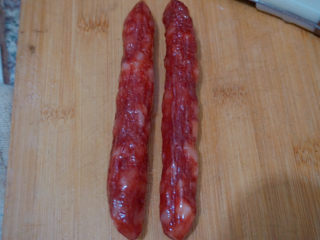 7、苦瓜炒腊肉,准备好适量的腊肉