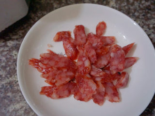 8、苦瓜炒腊肉,将其斜切成薄片