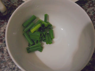 9、苦瓜炒腊肉,准备好少许葱花蒜段