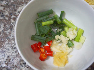 11、苦瓜炒腊肉,还得准备蒜泥和姜片