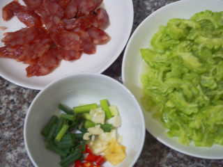 12、苦瓜炒腊肉,这样食材都已经准备好啦（苦瓜腌制后记得冲一下清水哇）