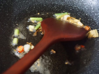 14、苦瓜炒腊肉,倒入蒜泥蒜段红米椒爆炒