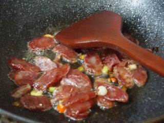 15、苦瓜炒腊肉,倒入腊肉小火翻炒