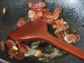 16、苦瓜炒腊肉,翻炒1-2分钟