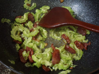 17、苦瓜炒腊肉,倒入苦瓜