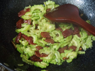 18、苦瓜炒腊肉,大火翻炒2-3分钟
