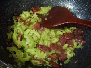 19、苦瓜炒腊肉,加入适量清水焖煮2-3分钟