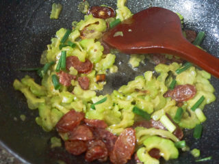 20、苦瓜炒腊肉,等待收汁即可出锅