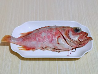 1、#年年有鱼#红烧红石斑,首先将鱼清理洗干净。