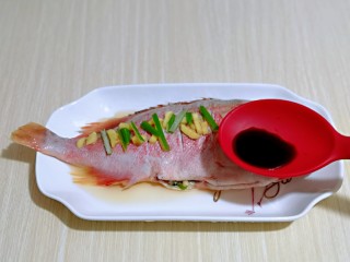 4、#年年有鱼#红烧红石斑,加入生抽。