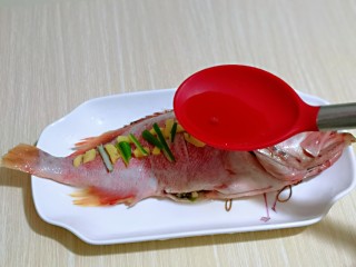 5、#年年有鱼#红烧红石斑,再加入料酒。