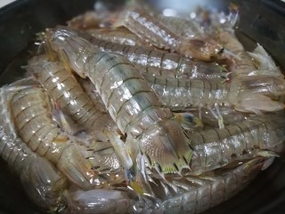 1、翡翠白玉虾姑汤,皮皮虾洗净