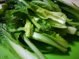 2、翡翠白玉虾姑汤,小白菜洗净