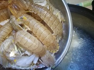 10、翡翠白玉虾姑汤,倒入皮皮虾