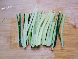 1、凉拌豆腐皮,选择新鲜爽脆的黄瓜一根，洗干净后切成丝待用
