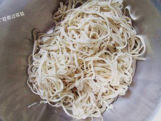 2、凉拌豆腐皮,豆腐皮洗干净，用刀切成丝
