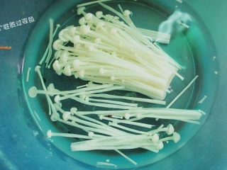 3、凉拌豆腐皮,金针菇切根，泡在盐水里，方便降低农药残留