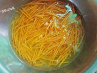 4、凉拌豆腐皮,胡萝卜去皮切成细丝
