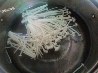5、凉拌豆腐皮,烧锅开水，把洗干净的金针菇放入热水里篡烫