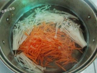 6、凉拌豆腐皮,接着放入胡萝卜丝一起篡烫