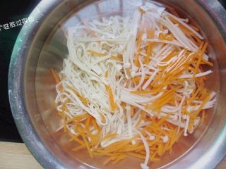 8、凉拌豆腐皮,把篡烫好的食材捞出放入冰水里，让食材保持爽脆度