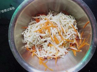 9、凉拌豆腐皮,倒掉盆里的冰水，控干水份