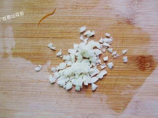 11、凉拌豆腐皮,蒜瓣去皮，用刀拍碎，然后用刀切成蒜末待用