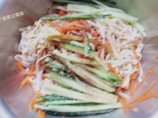 12、凉拌豆腐皮,把切好的蒜末放入盆里，加入盐、鸡精、黑胡椒粉、老醋、酱油、香油