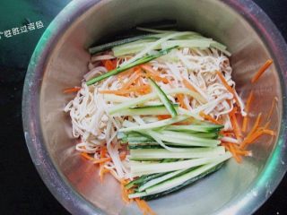 10、凉拌豆腐皮,最后加入之前第一步切好的黄瓜丝