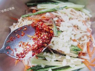 13、凉拌豆腐皮,喜欢吃辣的加一勺油辣子，不喜欢吃的可以不放辣椒