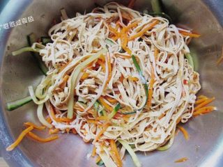 14、凉拌豆腐皮,戴上一次性手套，用手进行凉拌，充分让所有食材喝饱凉拌汁