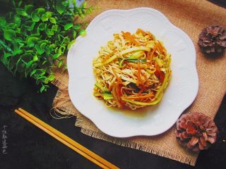 16、凉拌豆腐皮,一道简单晚餐凉菜就完成了。我的微信公众号【个性胜过姿色】，在制作过程中有任何疑问都可以咨询！