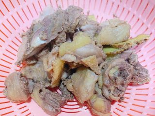 1、红烧鸡,锅里放水，放入3片姜、2勺料酒，大火煮滚后放入鸡，焯水后出来沥干