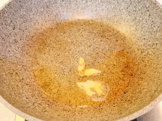 2、红烧鸡,冷锅热油，放入姜片翻炒出味