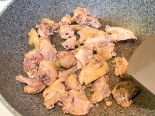 3、红烧鸡,放入鸡翻炒均匀