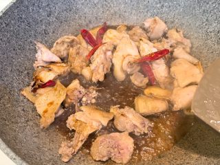 5、红烧鸡,放入调好的配料，翻炒均匀