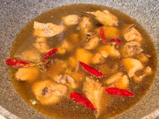 6、红烧鸡,加入水盖过鸡肉，盖上锅盖，大火煮开后，中小火炖15分钟