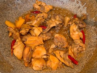 7、红烧鸡,最后大火收汁、翻炒均匀出锅